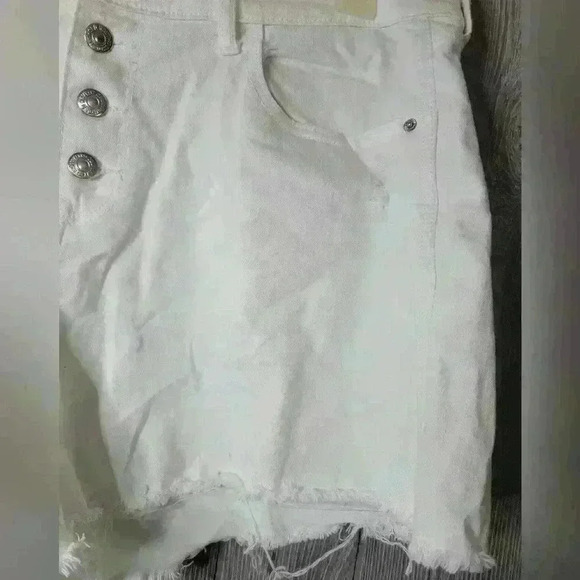 Old Navy Boyfriend fit Mid rise button down women's jean shorts. - Picture 4 of 7